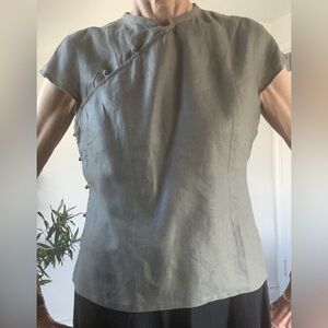 🇻🇳 Oriental style top in grey-khaki w trad. buttons, capped shoulders; L